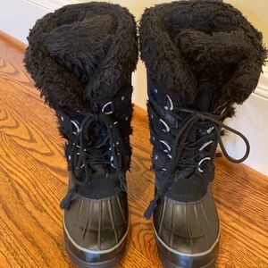Khombu black women’s size 7M used winter boots with rubber soles. Fair condition